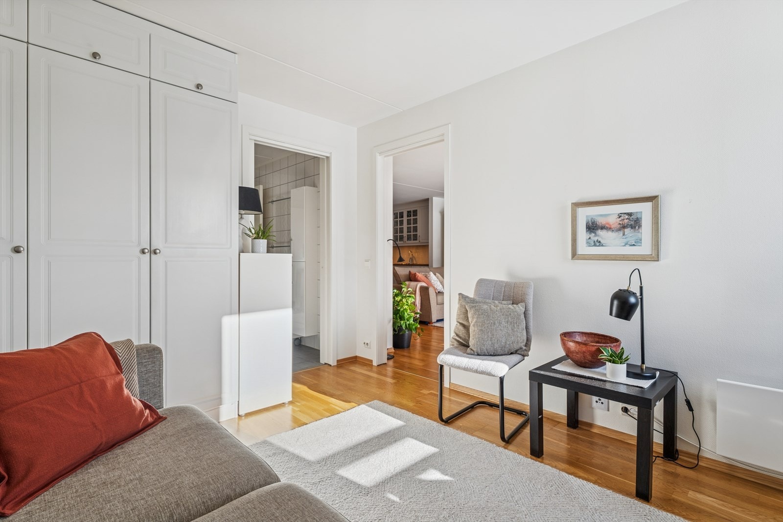 Soverommet har egen inngang til badet. Galleribilde