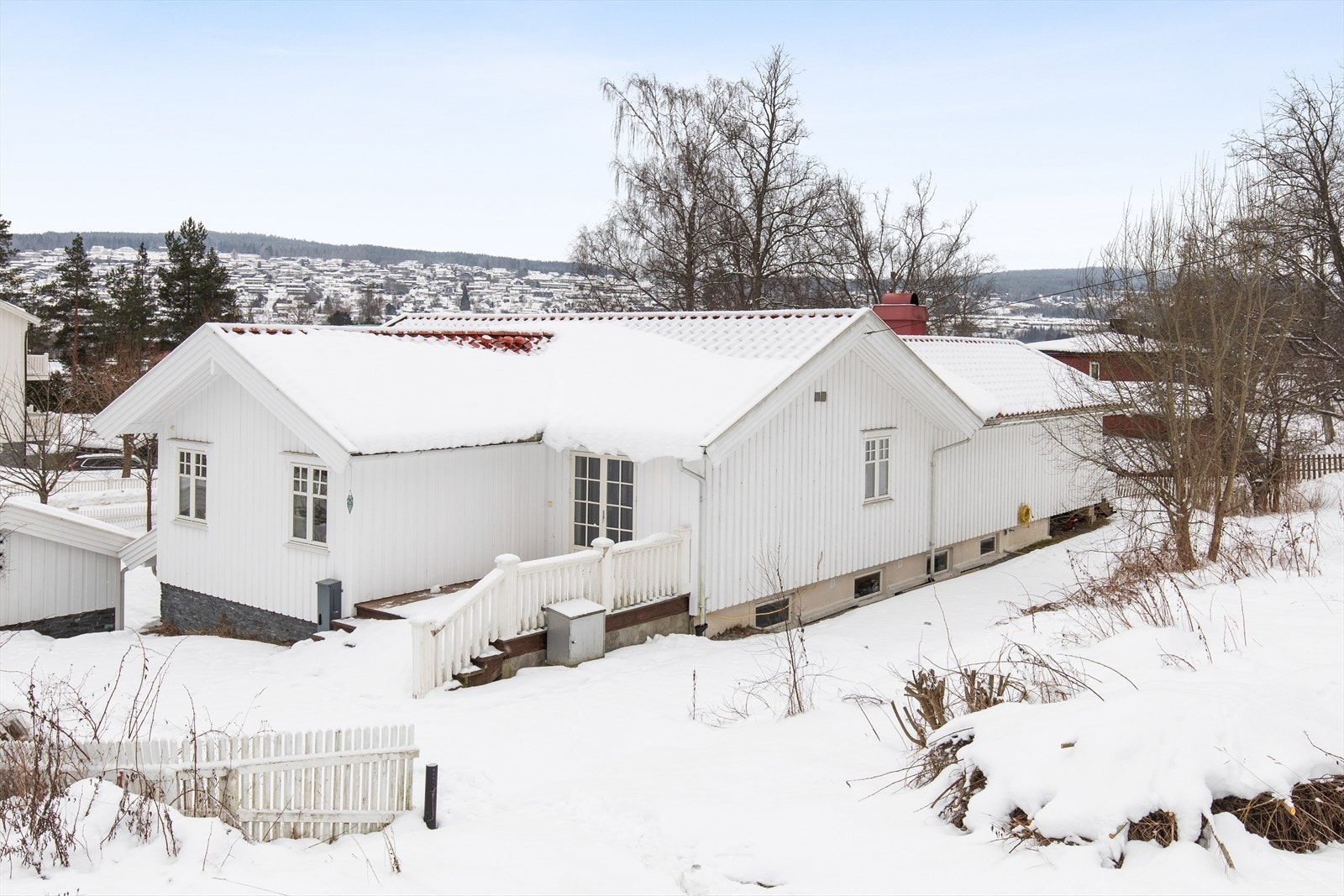 Eiendommen ligger i et rolig nabolag med gangavstand til alle fasiliteter, inkludert butikker, skoler og offentlig transport. Galleribilde