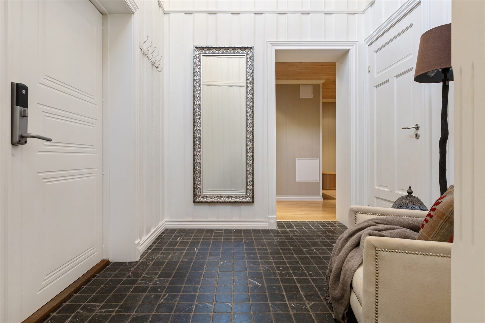 Her er det god plass til å henge fra seg yttertøy i tillegg til en praktisk garderobe innenfor for ekstra oppbevaring. Ekte marmorfliser på gulv. Galleribilde