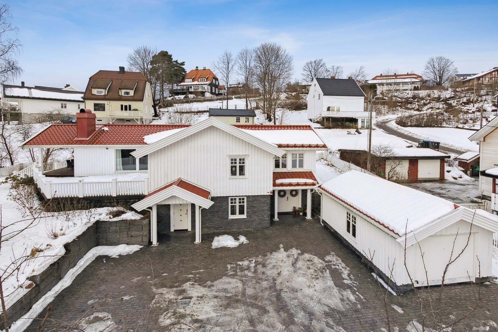 Boligen har en innholdsrik hoveddel i tillegg til en hybel som kan leies ut. Kort gangavstand til sentrum og flere skoler. Galleribilde