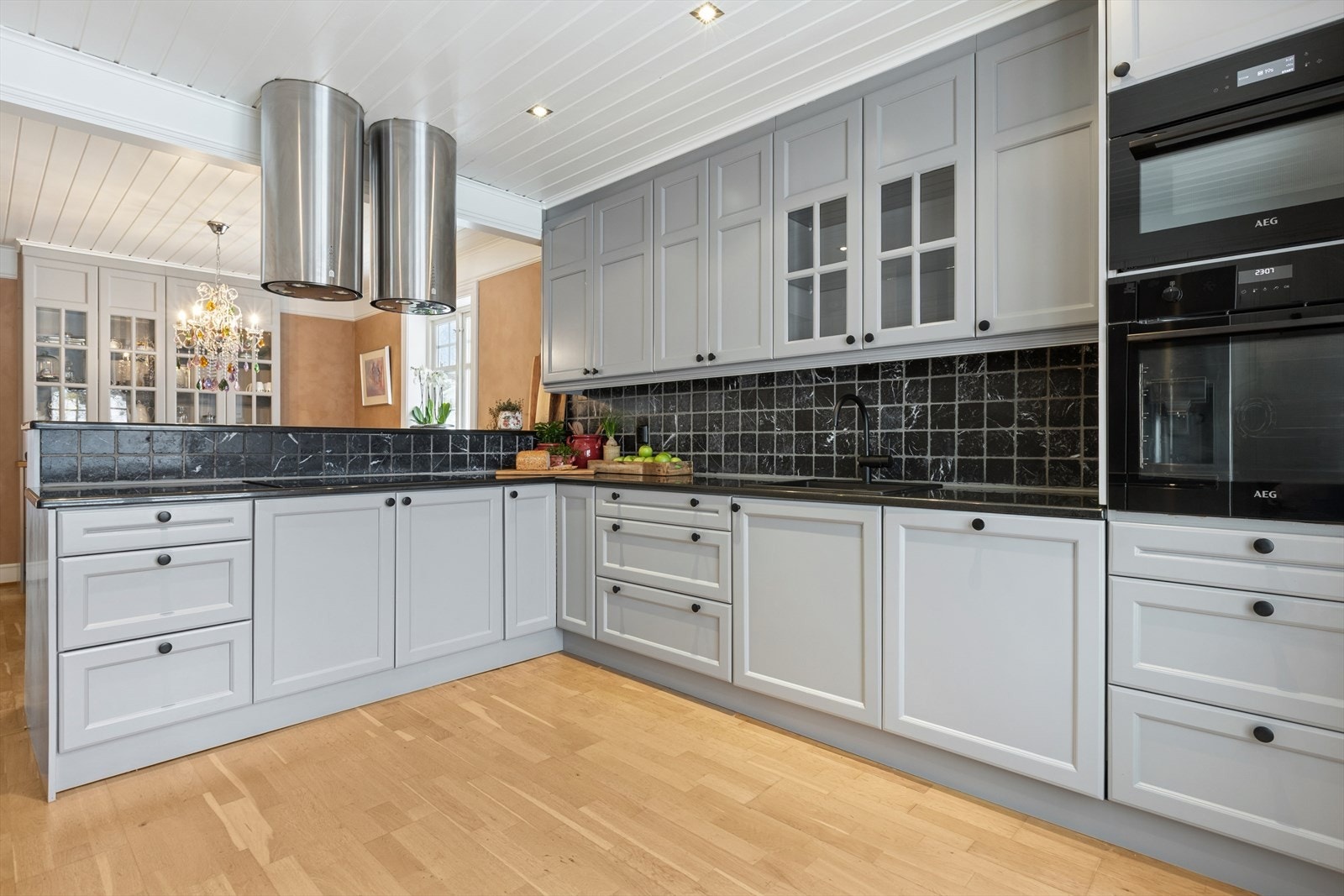 Møbelsnekret, takhøy vinkelinnredning i heltre fra ca. 2006. Innredning ble lakkert og oppgradert med granittbenkeplate i 2023. Galleribilde