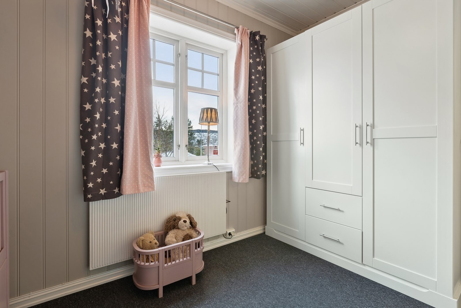 Garderobeskap med god plass. Galleribilde