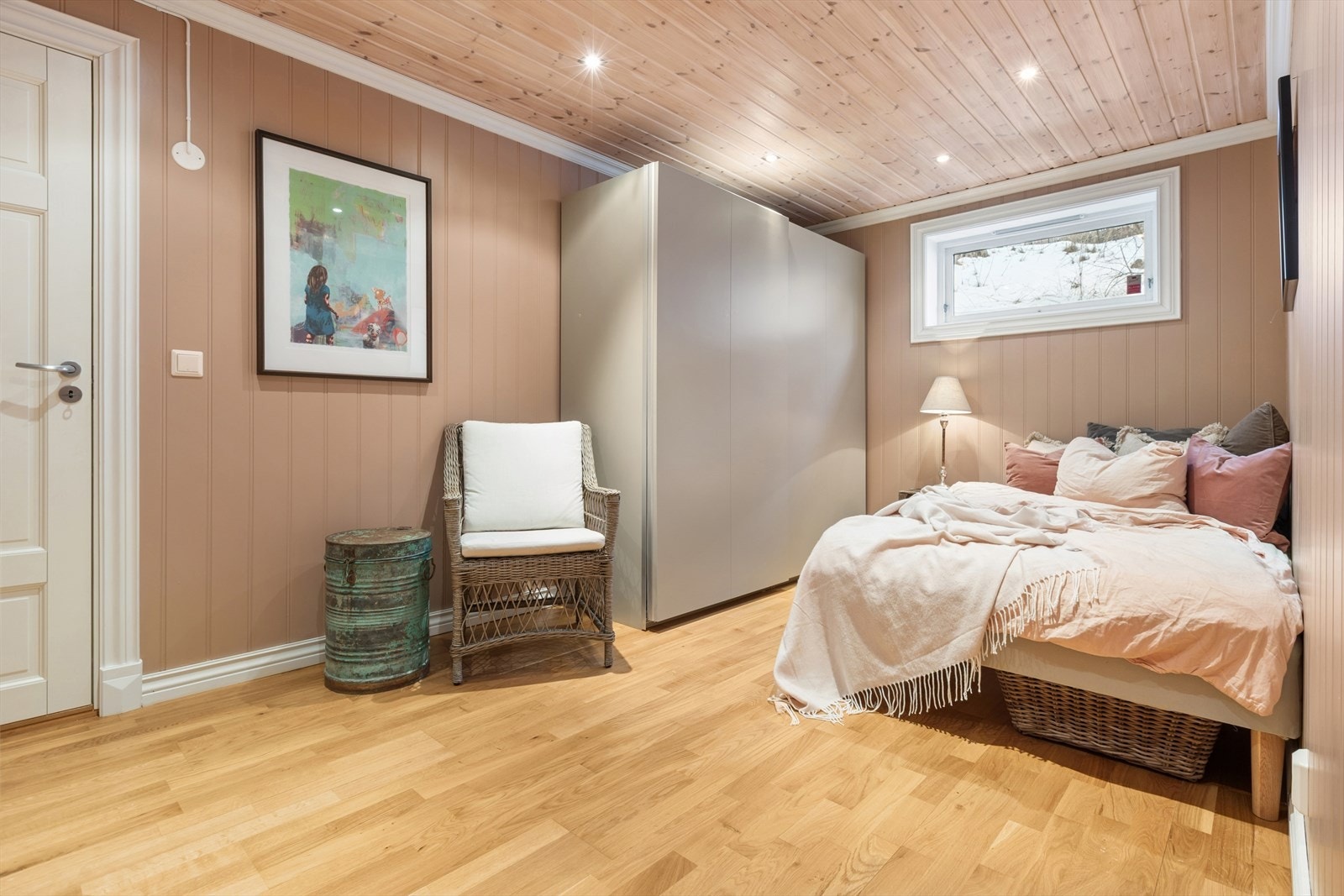 Her er det god plass til garderobe. (Garderobeskapet på bildet medfølger ikke) Galleribilde