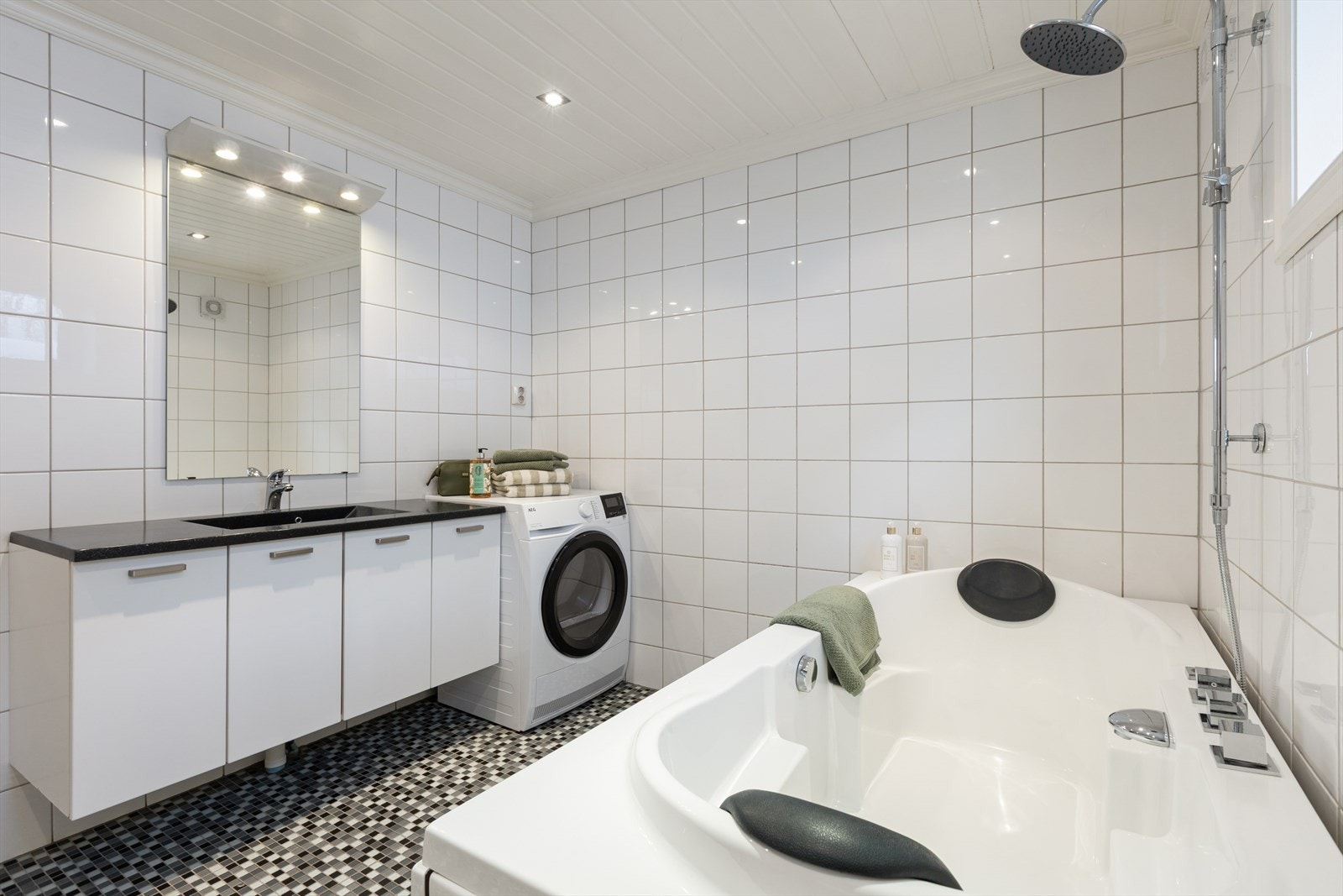 Badet i underetasje er fra ca. 2008 og har flislagt gulv med varmekabler og flislagte vegger. Ventilasjon via elektrisk vifte og tilluft via ventil i vinduet. Galleribilde