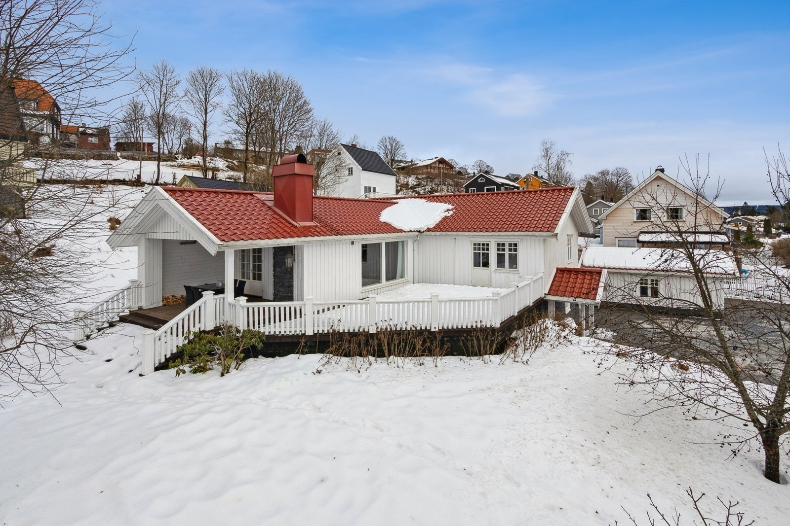 Uteområdet inkluderer en stor sørvendt terrasse med gode solforhold og trapp ned til hagen. Det er også en liten terrasse utenfor kjøkkenet. Galleribilde