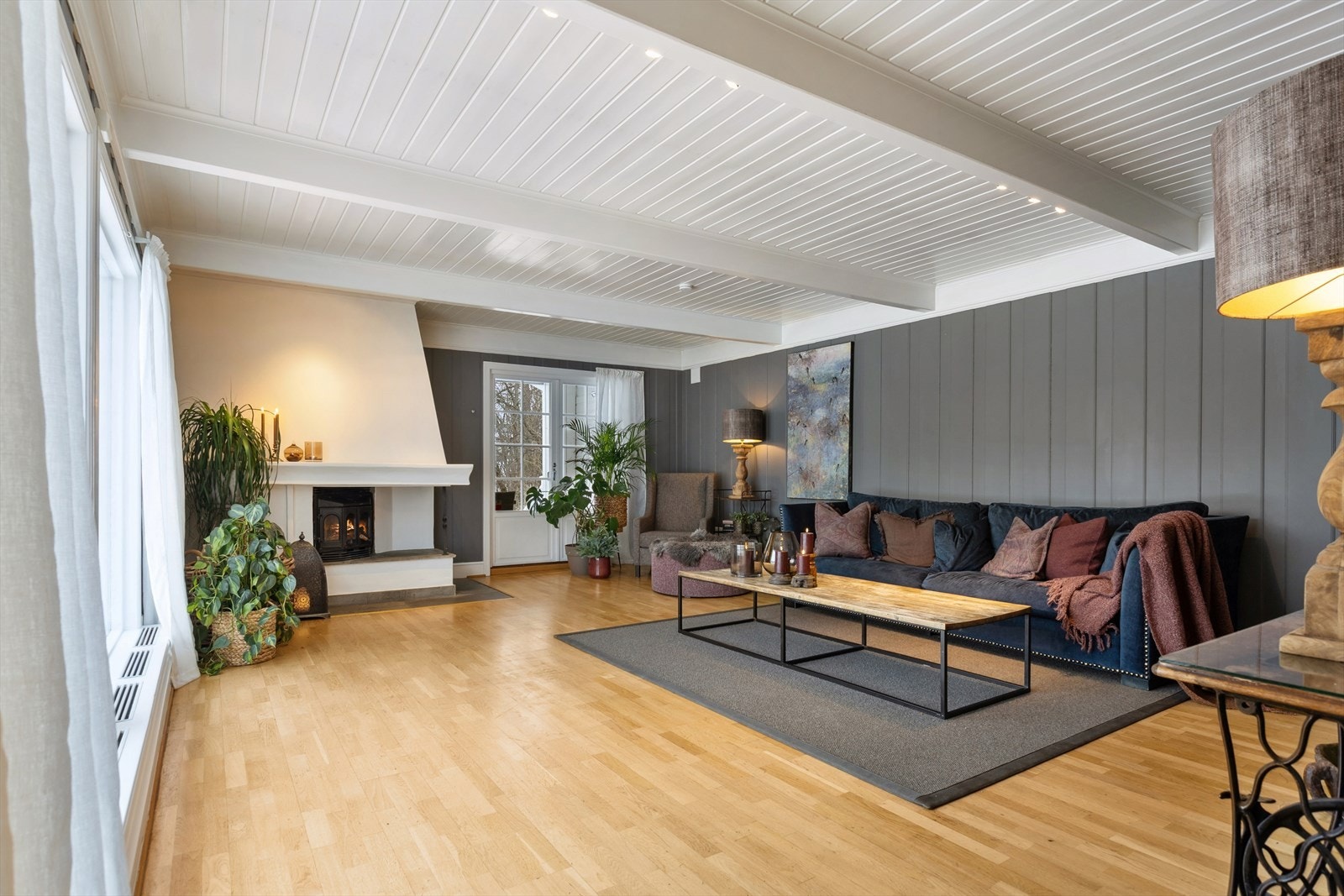 Fra stuen er det utgang til stor og romslig terrasse med mulighet for utemøblement i flere soner. Galleribilde