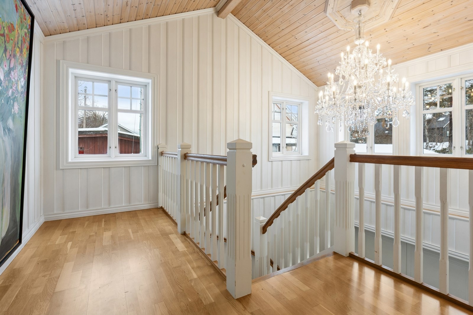 Den åpne sonen ved vinduet gir mulighet for en liten arbeidsplass, lesehjørne eller annen fleksibel bruk. Galleribilde