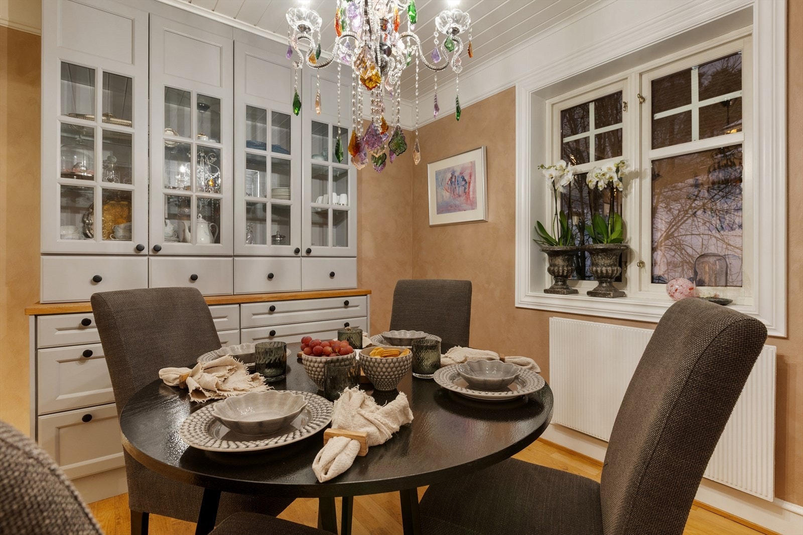 Spiseplassen i tilknytning til kjøkkenet gir en naturlig samlingsplass for måltider. Galleribilde