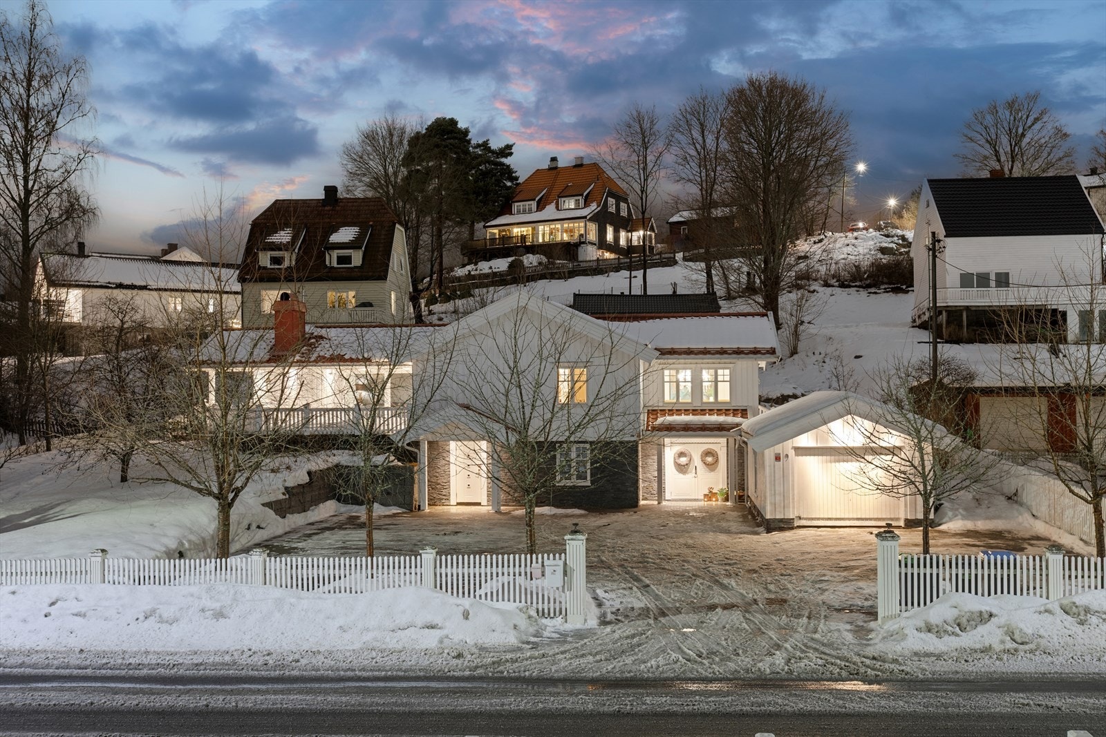Eiendommen har meget god beliggenhet og sydvendt tomt med terrassert hage. Galleribilde