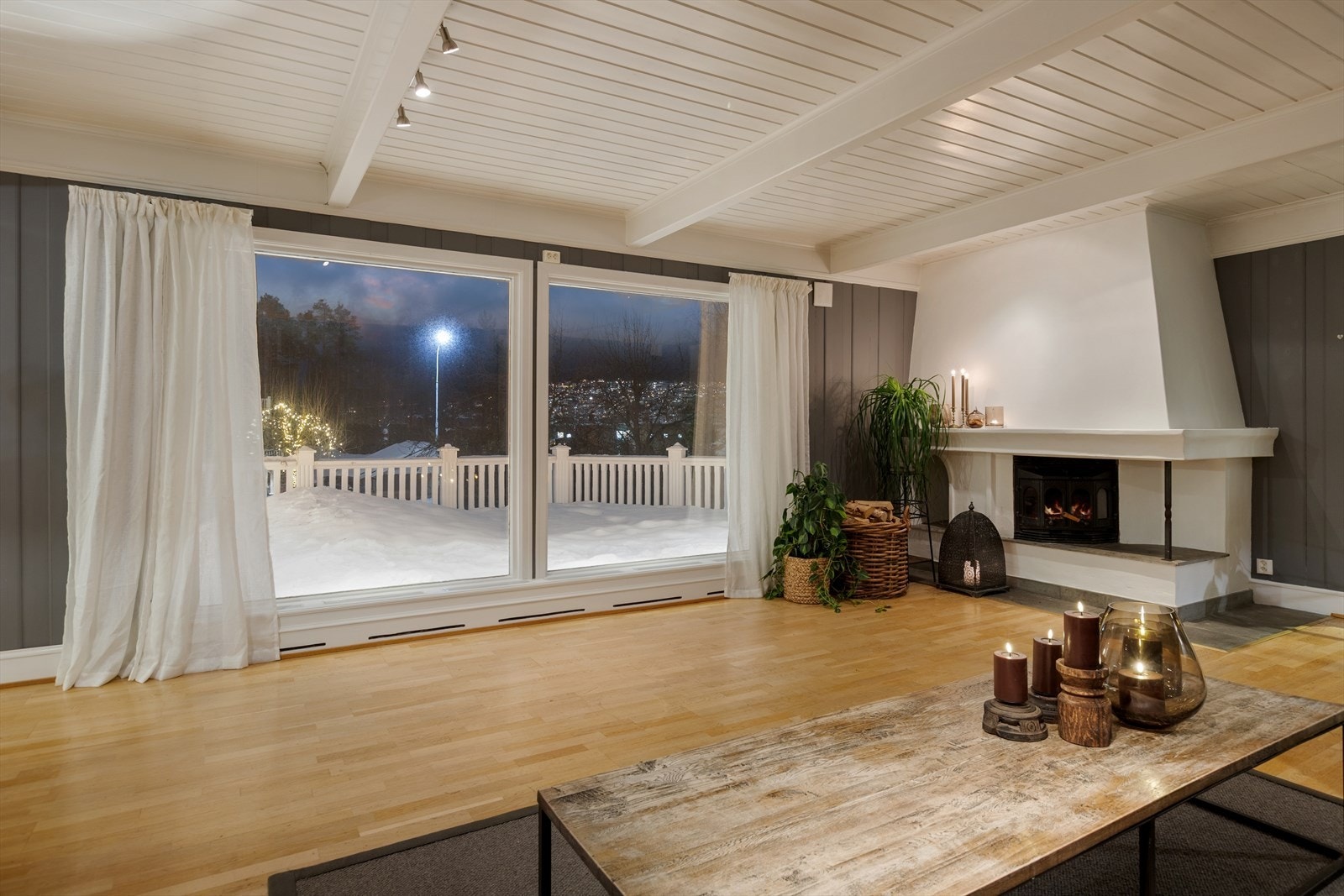 En luftig og lett atmosfære med generøse vindusflater som bidrar til et lyst og hyggelig oppholdsrom. Det er fin utsikt mot Lia. Galleribilde