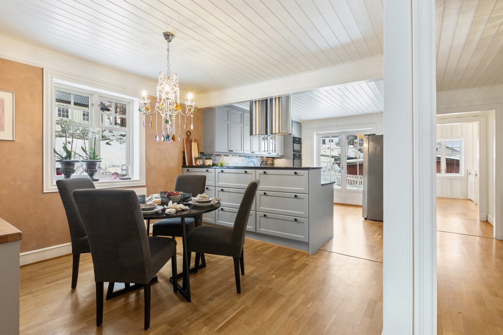 Fra kjøkkenet er det praktisk åpent mot spiseplass som gjør at du kan underholde selskapet ditt mens matlagingen pågår. Galleribilde