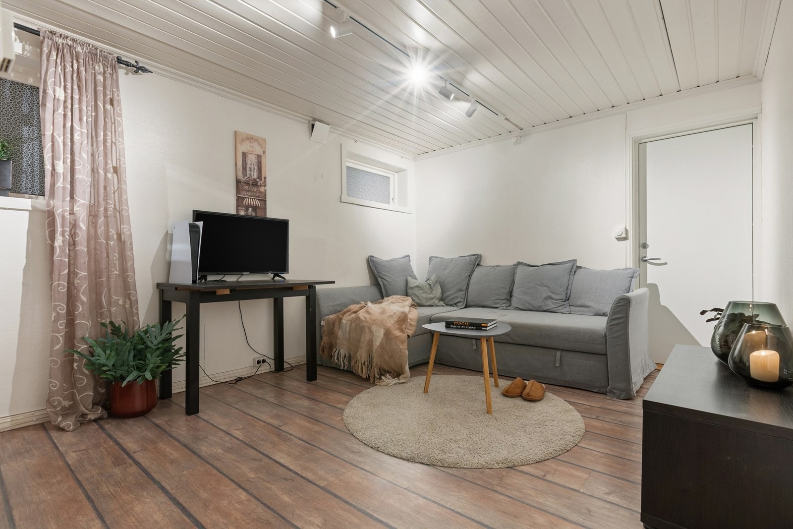 Boligen har godkjent utleiehybel med egen inngang i underetasjen på ca. 35 kvm. Galleribilde