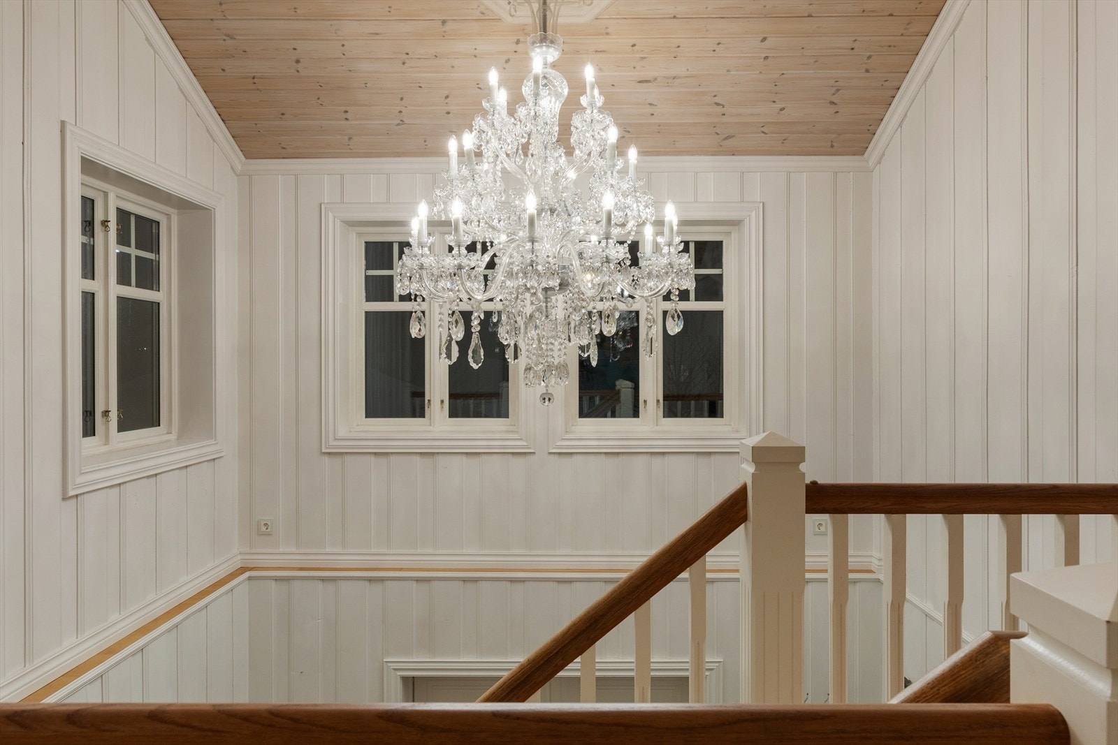 Den gode takhøyden og de høytsittende vinduene gjør at den flotte lysekrona kommer til sin rett. Galleribilde