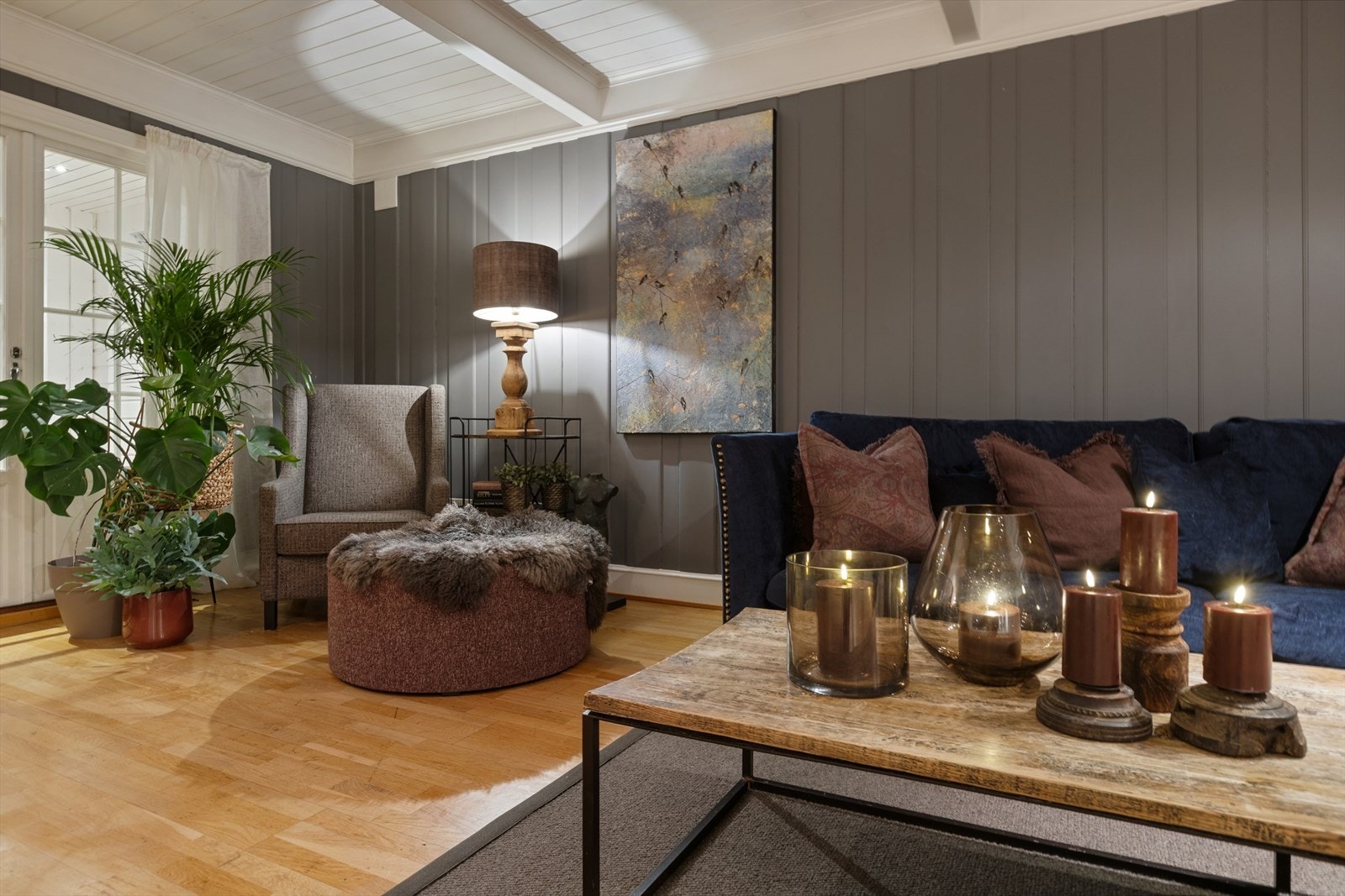 Stuen et rom for avkobling og hygge. Alene eller i selskap med familie og venner. En invitasjon til gode opplevelser. Galleribilde