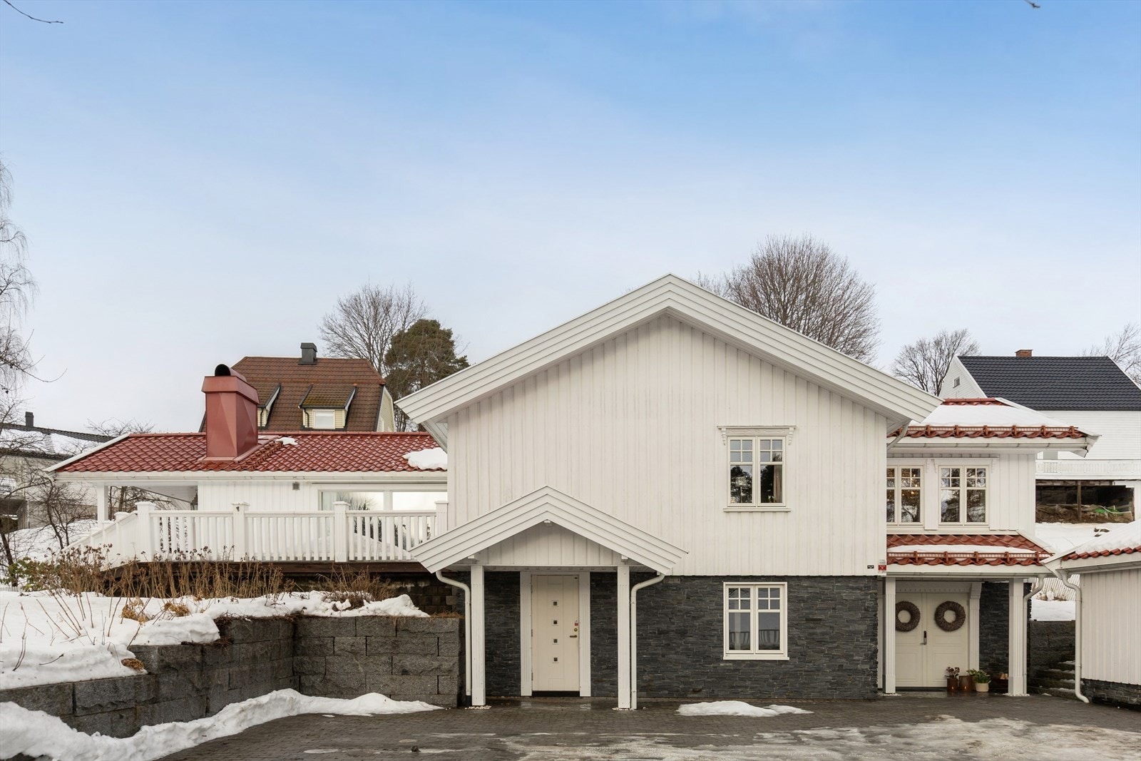 Eget overbygget inngangsparti for utleiehybelen. Galleribilde