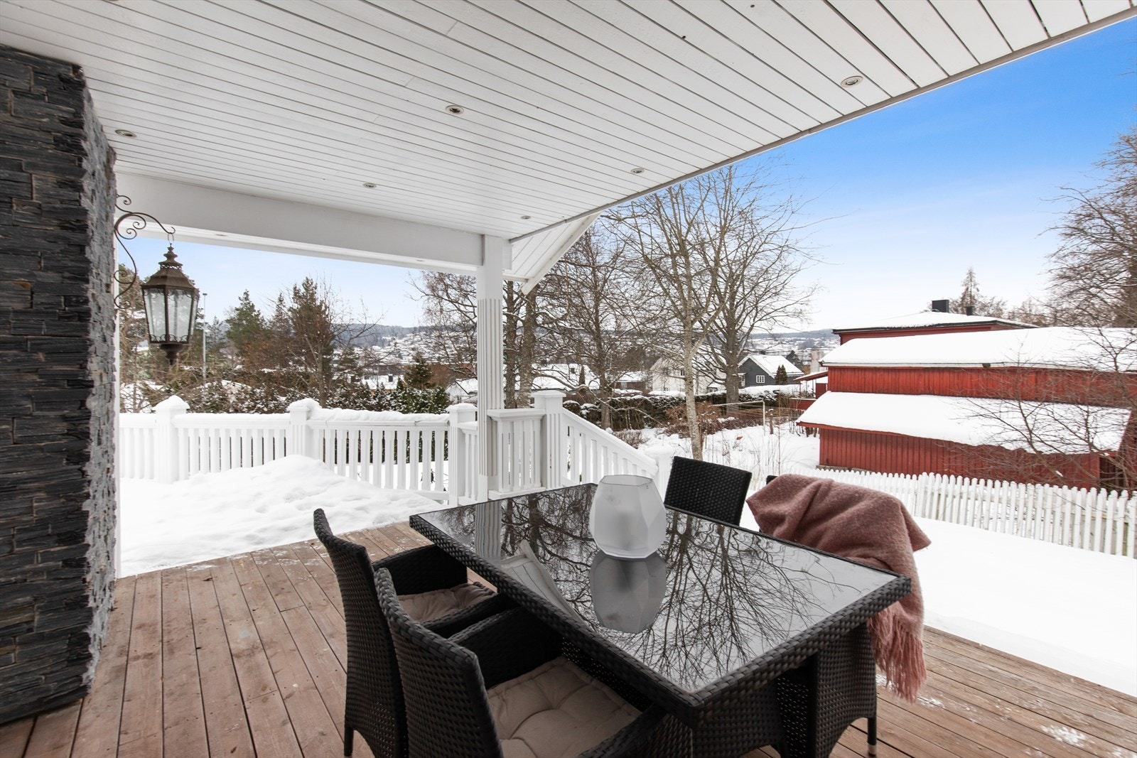 Overbygget terrasse med downligths gjør at du kan sitte ute selv om det er litt ruskevær. Galleribilde