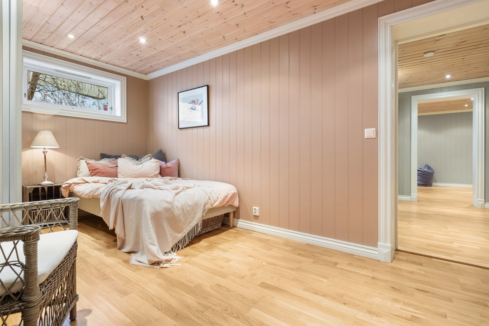 Det største soverommet i underetasjen har god plass til dobbeltseng og annet møblement. Galleribilde