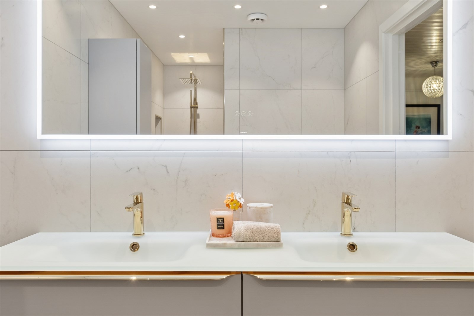 Dobbel servant med integrert speilbelysning er en praktisk baderomsløsning. Galleribilde