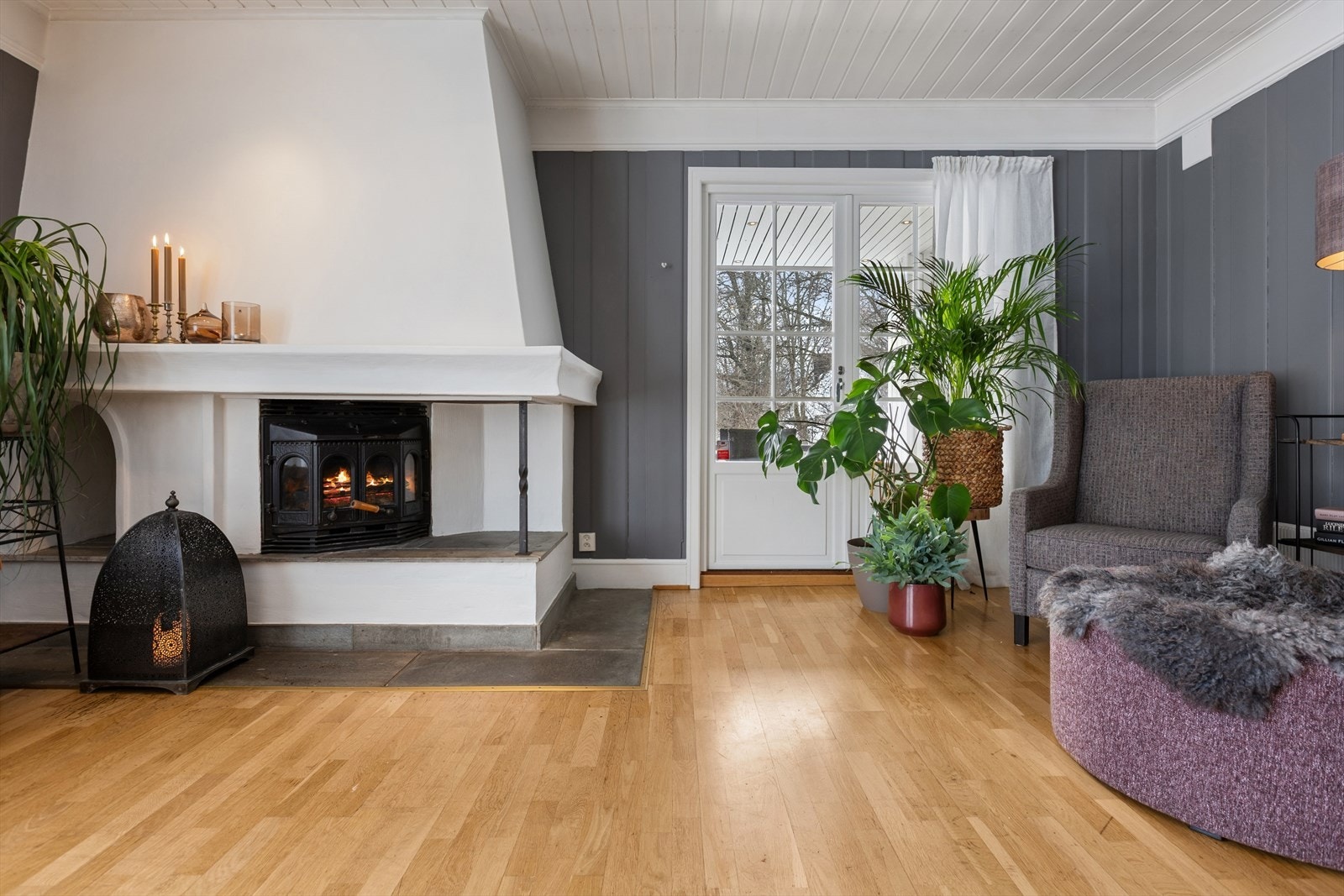 Plassering av peis i hjørnet gir effektiv utnyttelse av stuearealet. Galleribilde