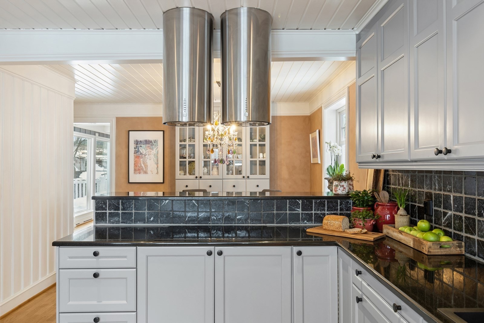 Kjøkkenet er utstyrt med to kjøkkenventilatorer med avtrekk ut. Integrerte hvitevarer medfølger i handelen og det er plass til kjøl-/fryseskap. Galleribilde