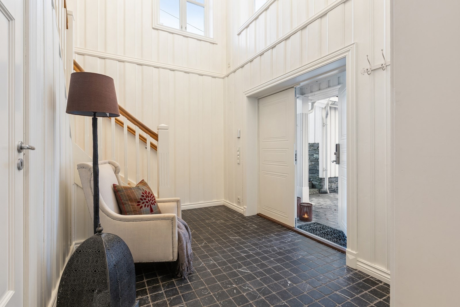 Rommet har gulvvarme og takhøyden strekker seg selt opp til mønet i 2.etasje. Galleribilde