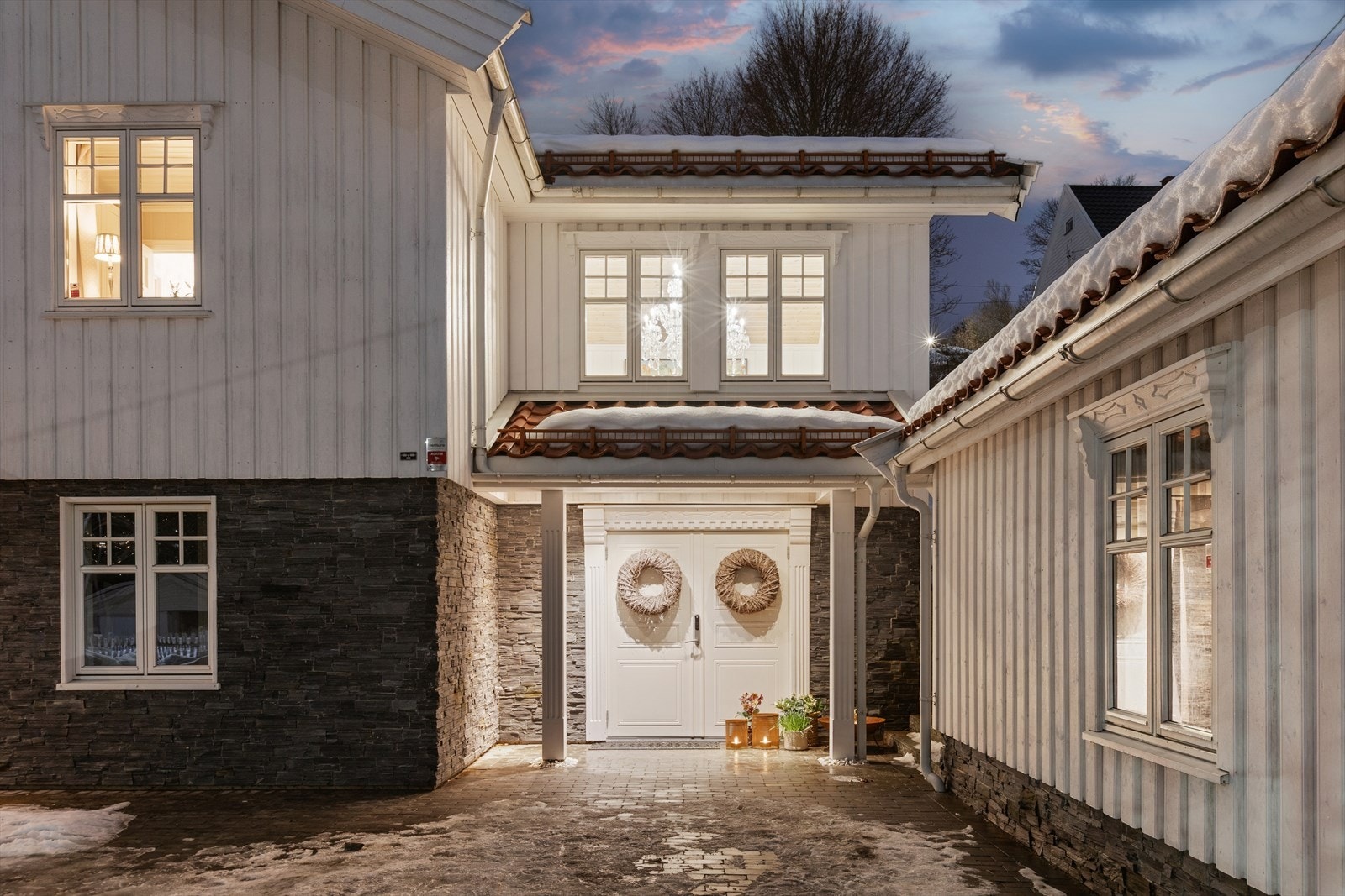 Både hus og tomt er påkostet med materialer av høy kvalitet og gir et eksklusivt inntrykk. Galleribilde