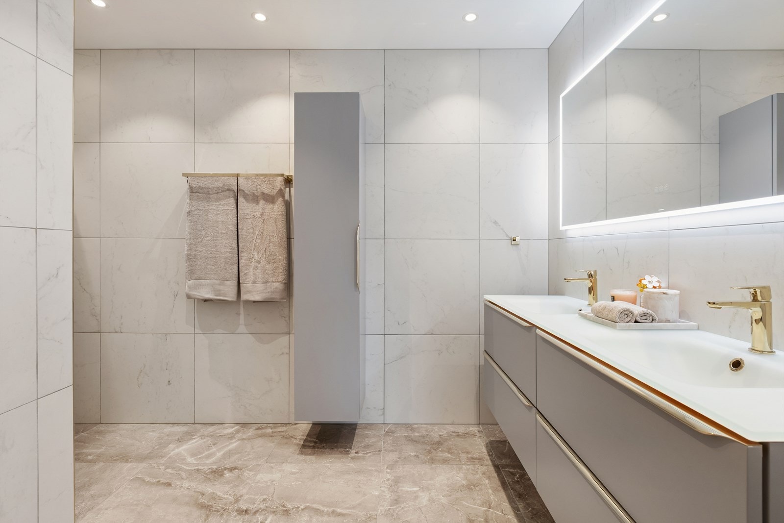 Dette lekre badet er fra 2022 og har flislagte overflater på gulv og vegger. Det er varmekabler i gulv og det er lagt rør for mulig tilknytning til vannbåren gulvvarme. Galleribilde