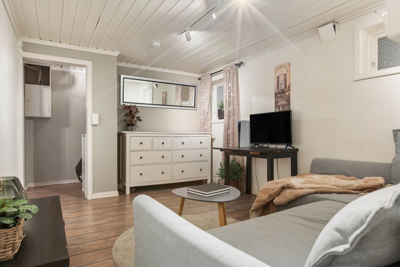 Stuen har plass til sofa og tilhørende møblement. Galleribilde