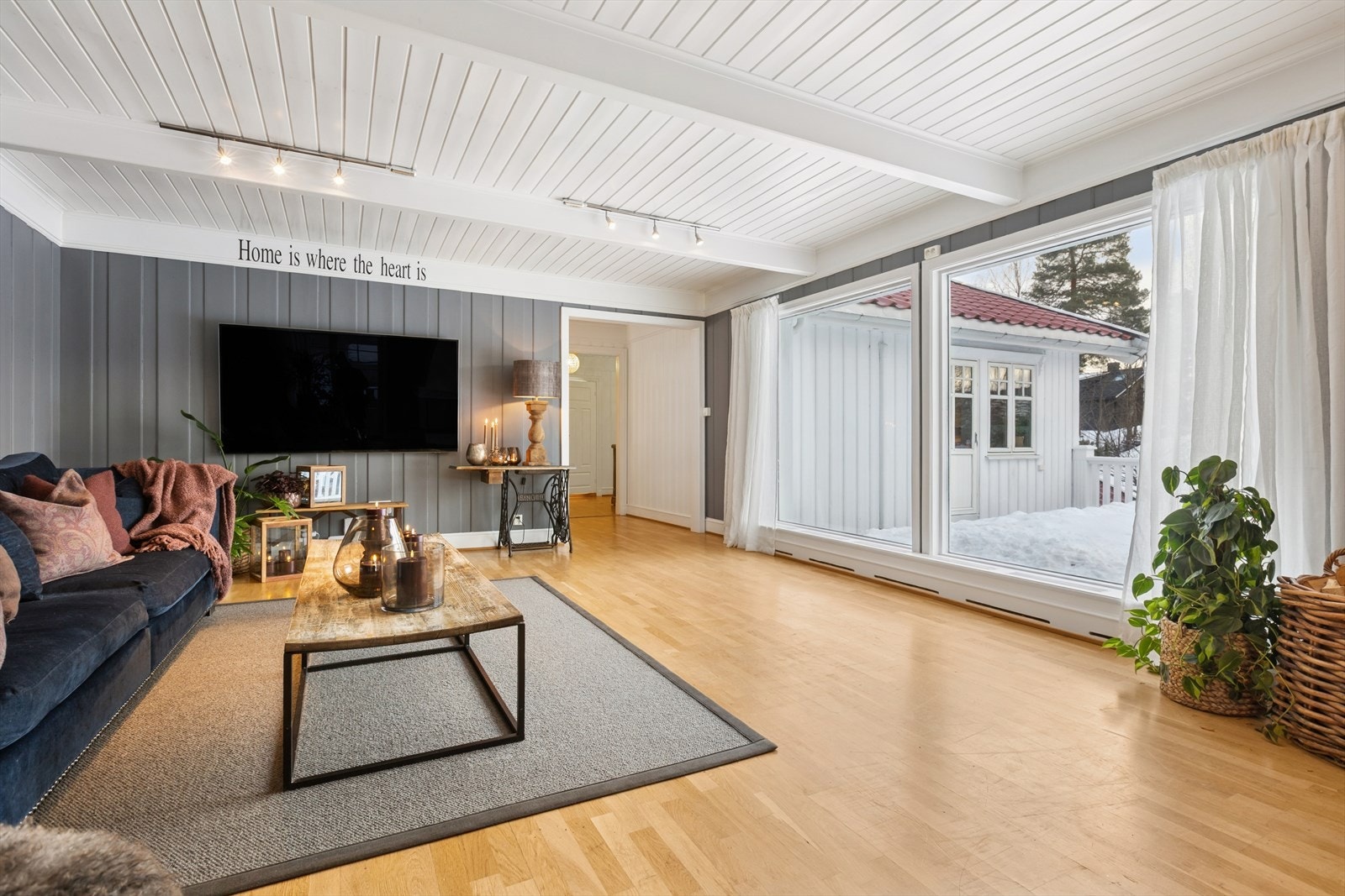 Stuen er holdt i en harmonisk fargepalett og innehar flotte detaljer på både vegger og himling. Galleribilde