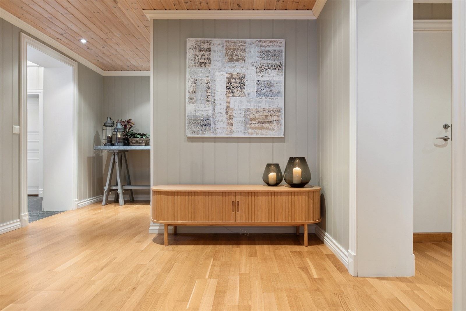 I underetasjen er det mulighet for en ekstra stue som utgjør et kjærkomment ekstra oppholdsareal for en stor familie. Galleribilde