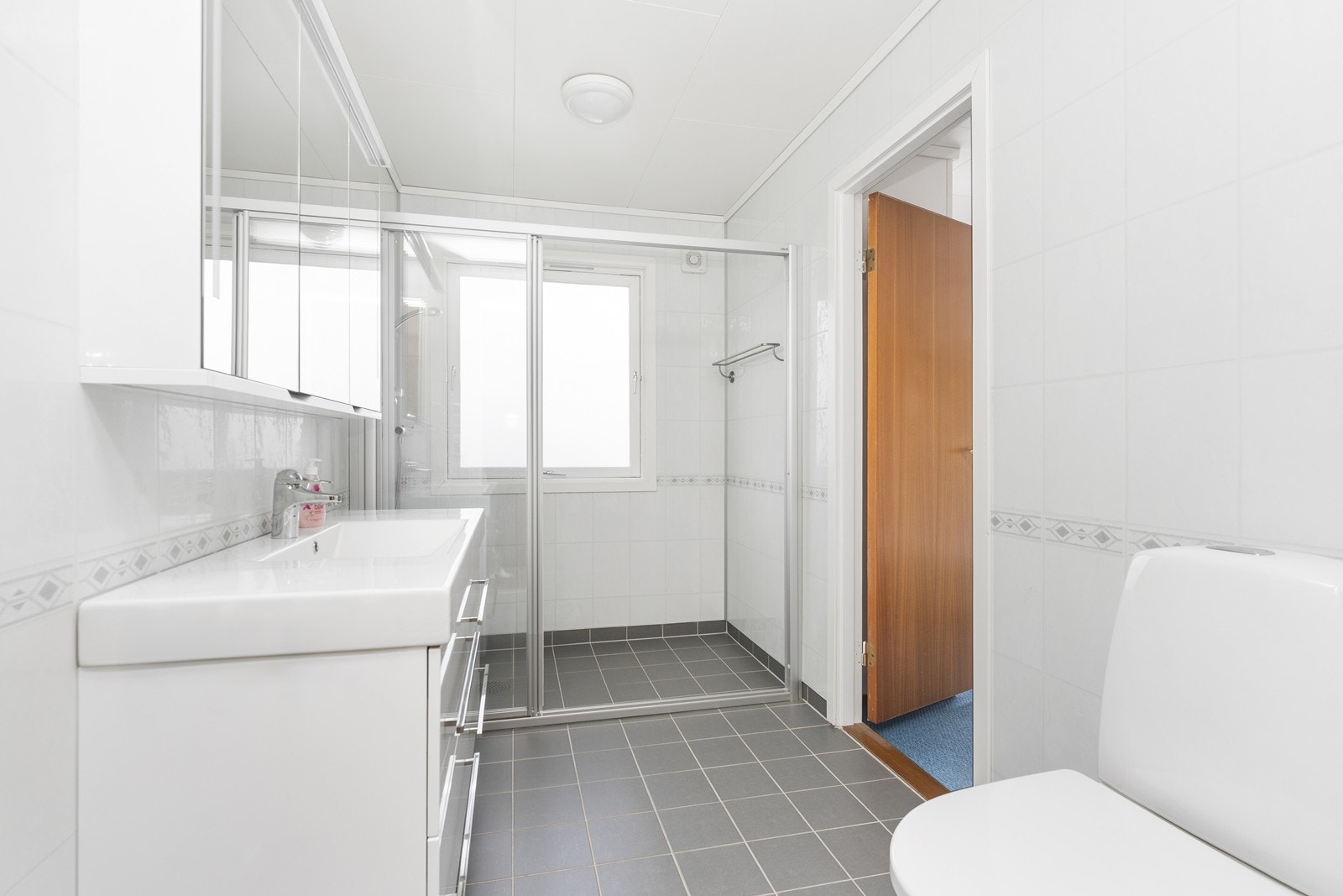 Stor dusjnisje, servant og klosett. Galleribilde