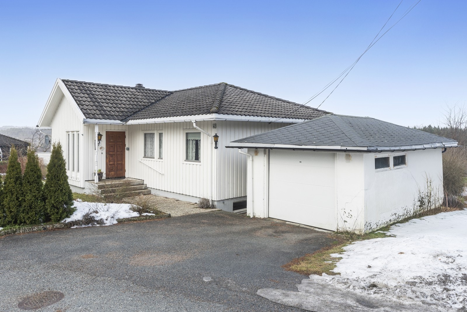 Enkel adkomst til huset. Parkering på tomt og i garasje. Galleribilde