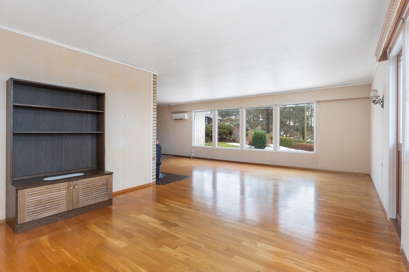 Store vindusflater ut mot hagen. Galleribilde