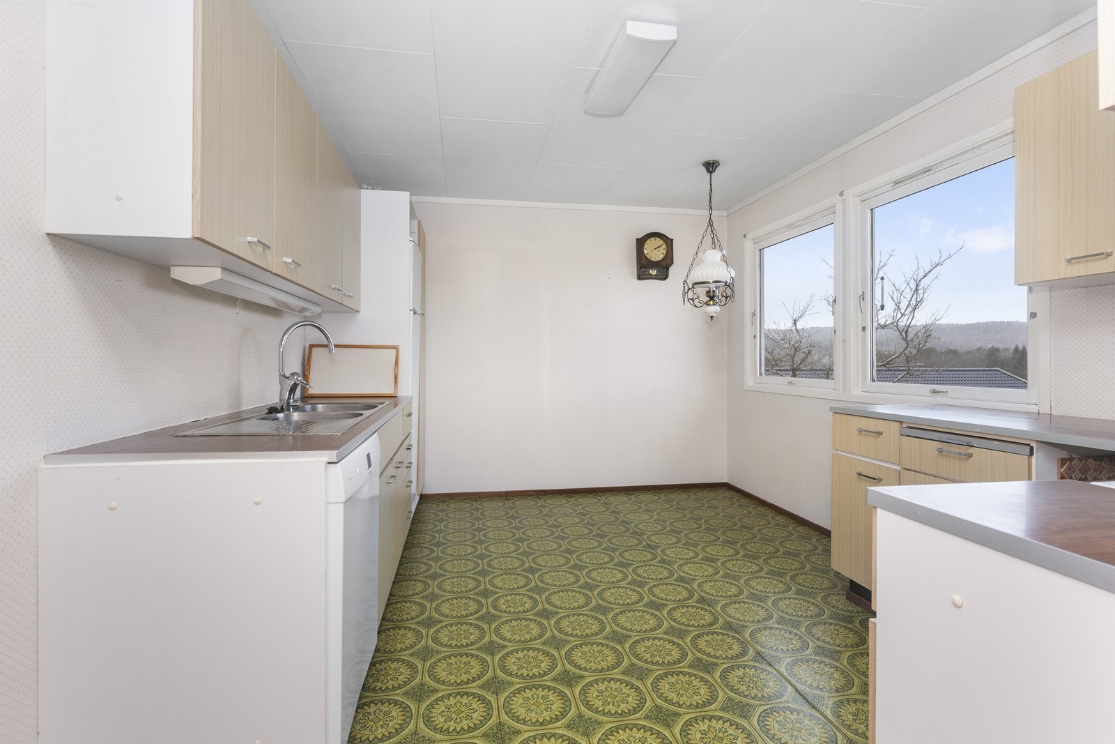 Eldre men velholdt kjøkken. Fin plass til spisebord. Galleribilde