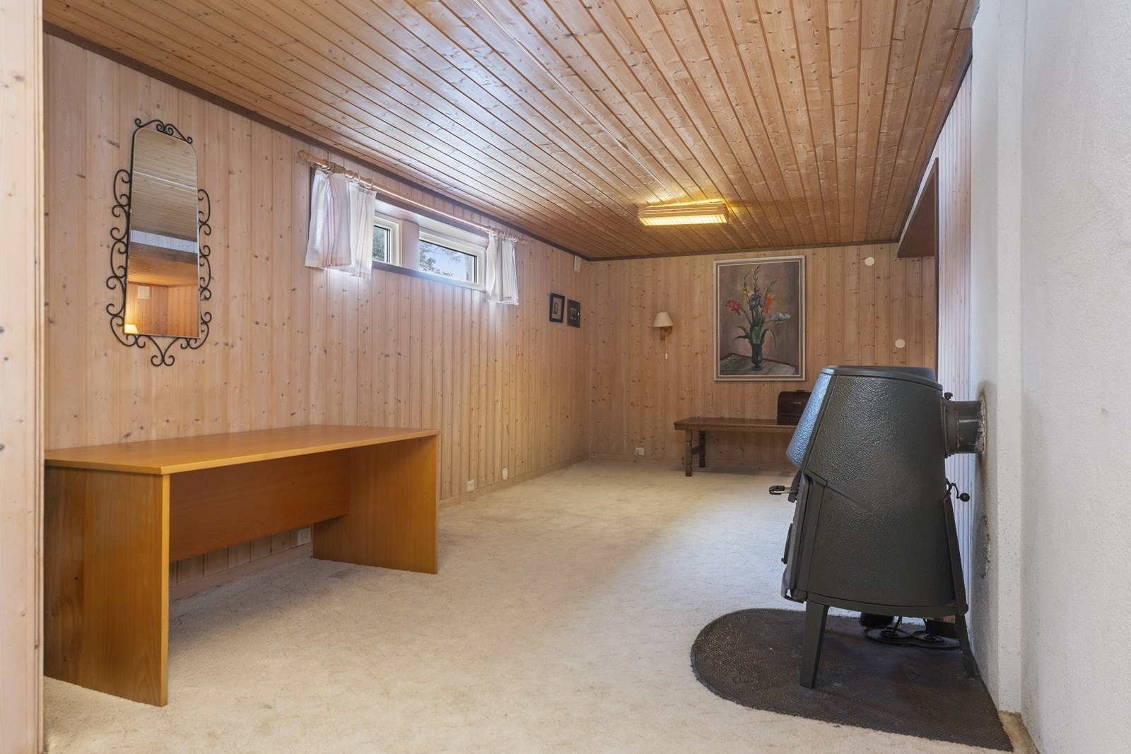 God takhøyde i hele etasjen. Rommene som er innredet er ikke søkt bruksendret ihht opprinnelig godkjente tegninger og er derfor ikke godkjente ihht varig opphold. Galleribilde