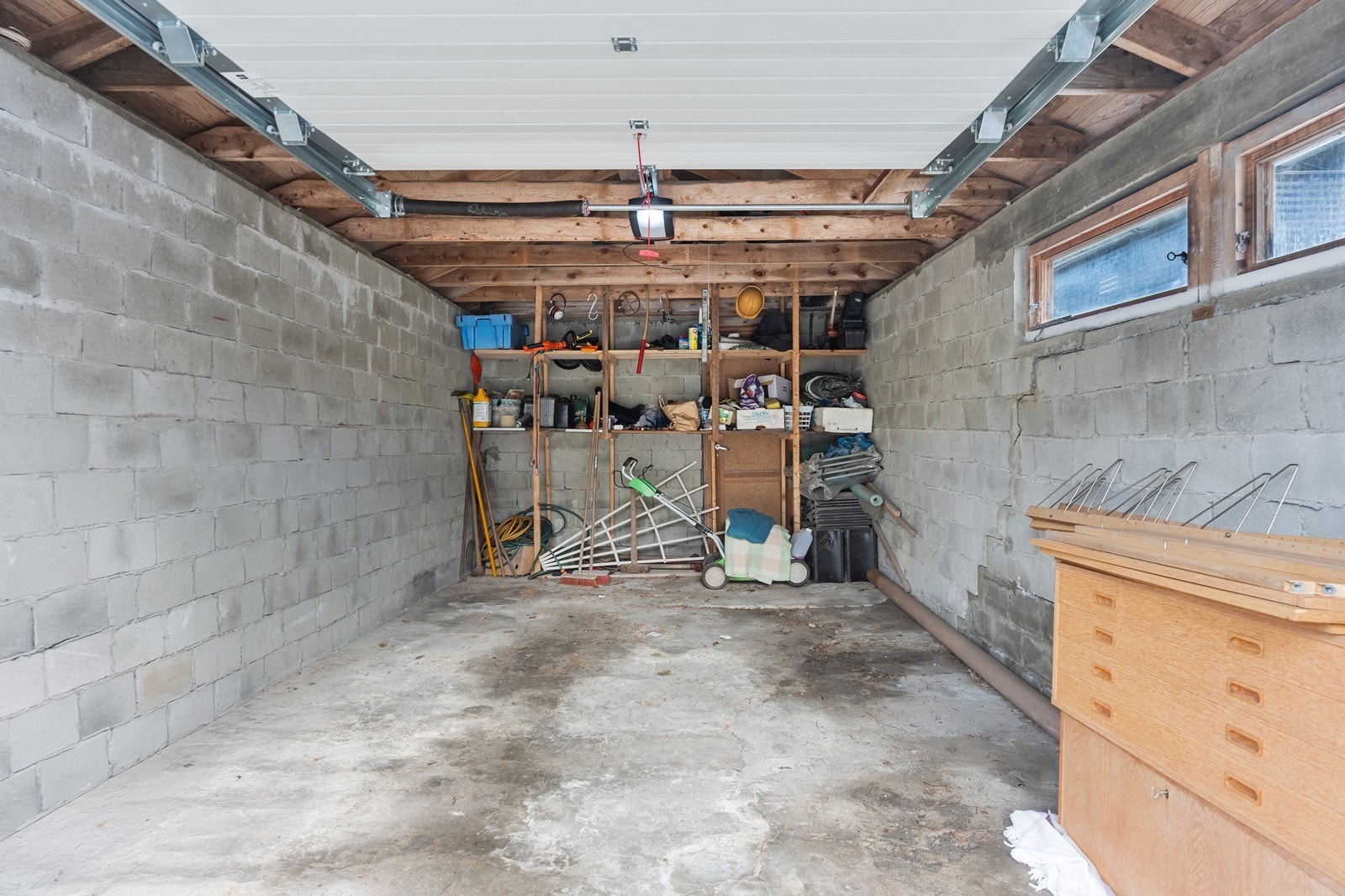 Garasje med elektrisk portåpner. Galleribilde