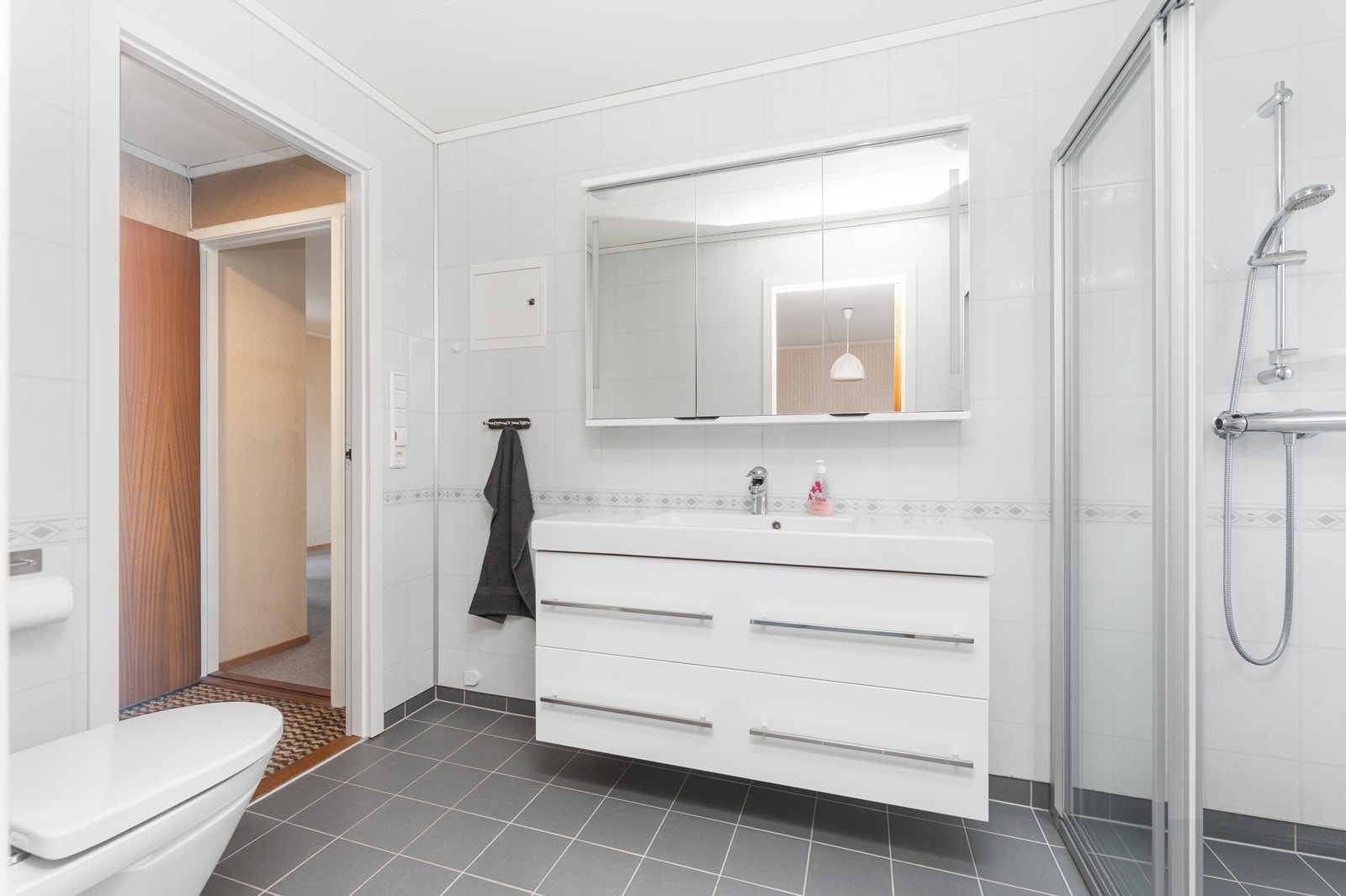 Pent bad med flislagt gulv. Oppusset ca år 2014. Galleribilde