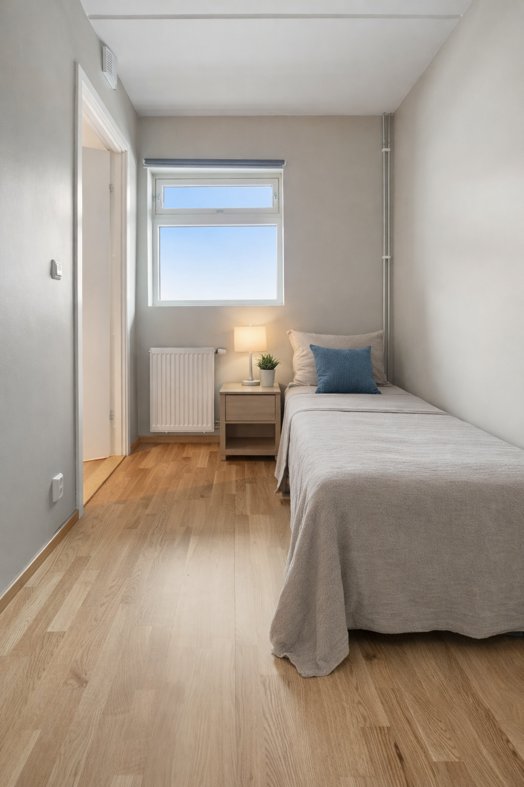 Leilighetens andre soverom egner seg godt som barnerom, gjesterom eller kontor. Bildet er digialt møblert via AI. Galleribilde