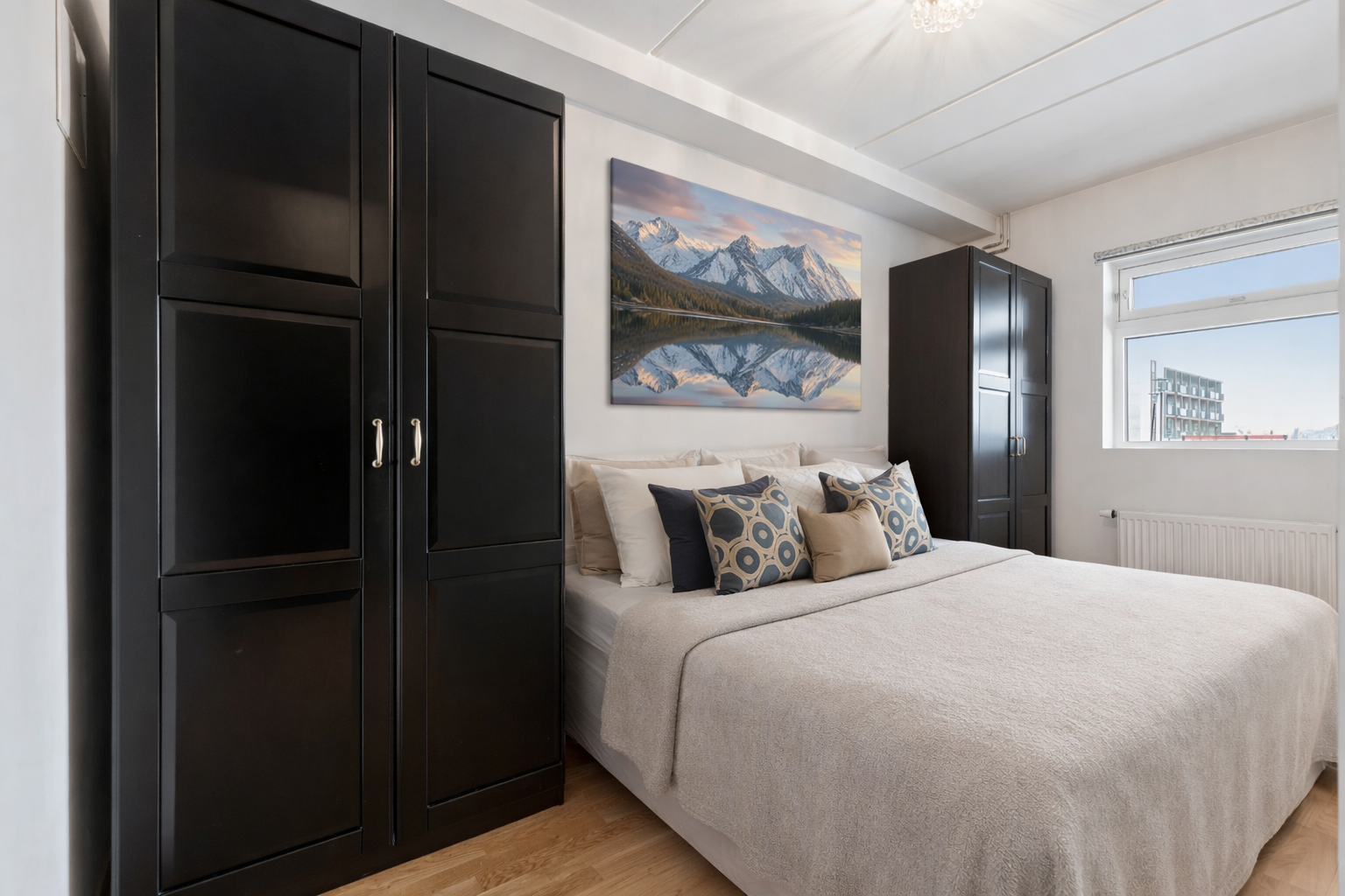 Hovedsoverommet er romslig, med parkett på gulv og plass til dobbeltseng. Bildet er digialt møblert via AI. Galleribilde