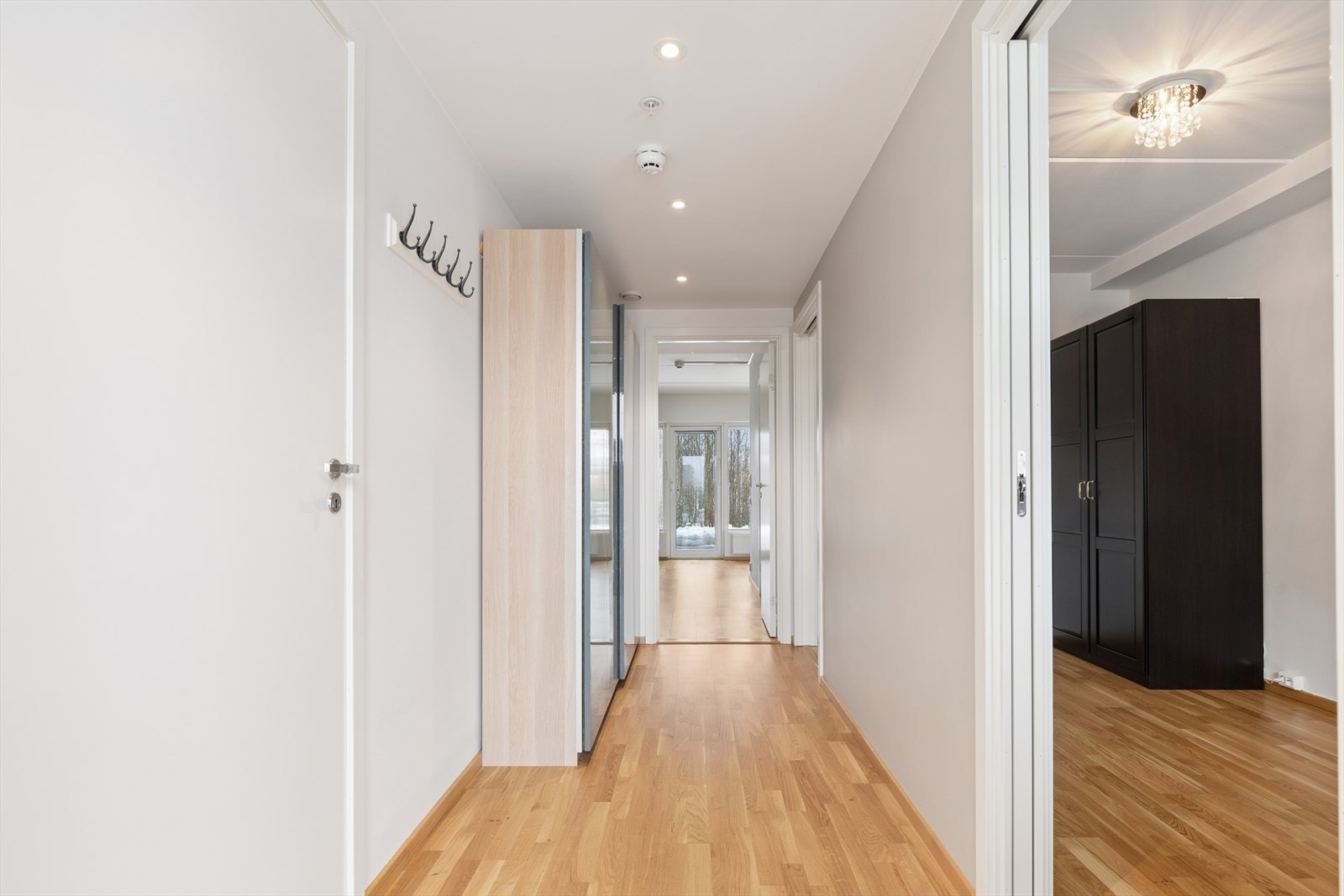 Fra gangen er det adkomst til begge soverommene, badet og den sosiale sonen. Galleribilde