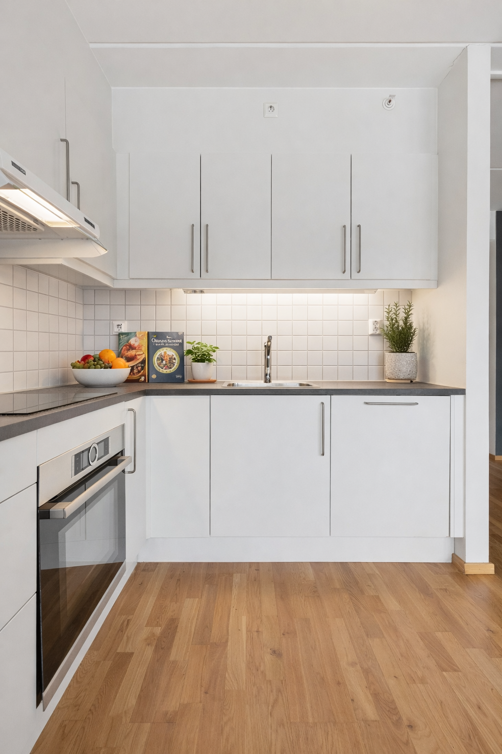 Innredningen inkluderer integrert koketopp, stekeovn og oppvaskmaskin, samt frittstående frys-/ kjøleskap som også medfølger. Galleribilde