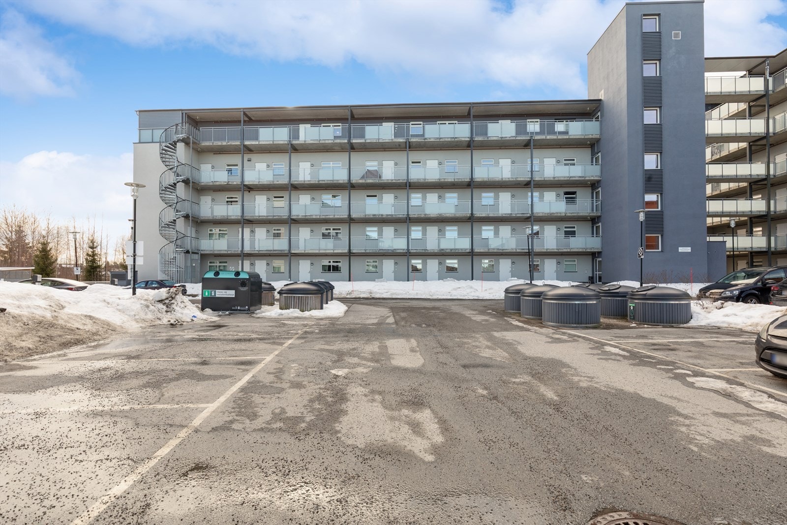 Gjesteparkering for sameiet rett utenfor leiligheten. Dagligvarehandelen kan gjøres enkelt med både Meny og Rema 1000 kun ett par minutters gange unna. Galleribilde