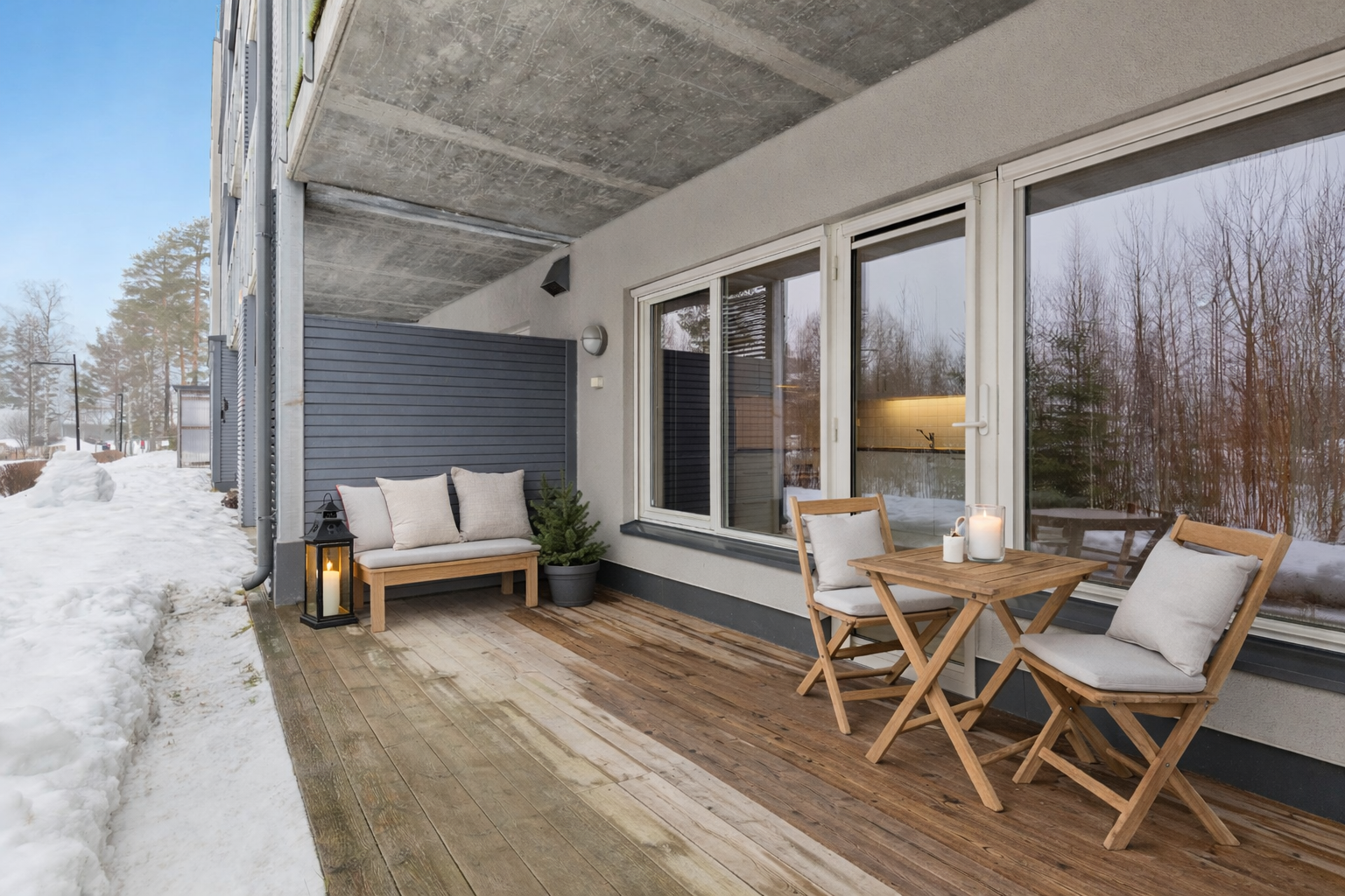 Den private markterrassen på ca. 12 m² er en flott forlengelse av stuen. Terrassen vender mot grøntområde og liten skog. Bildet er digialt møblert via AI. Galleribilde