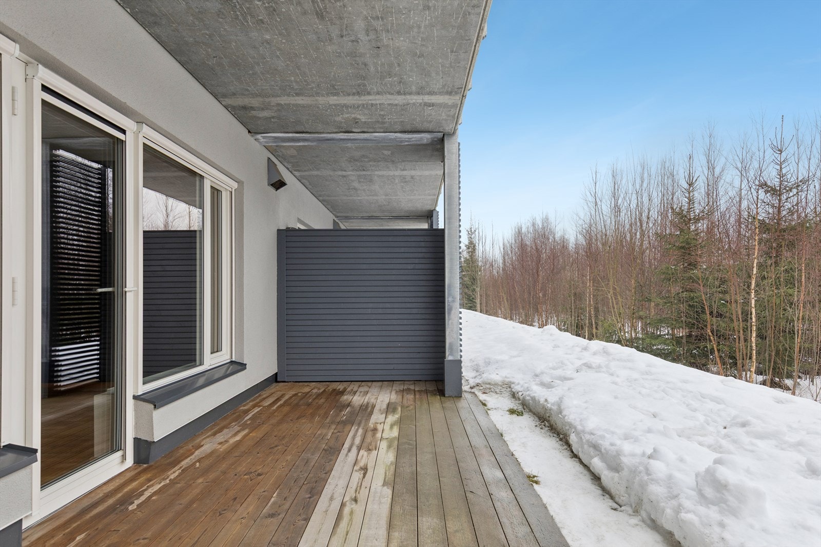 Markterrassen har impregnerte gulvbord og en panelt levegg som gir god skjerming. Galleribilde