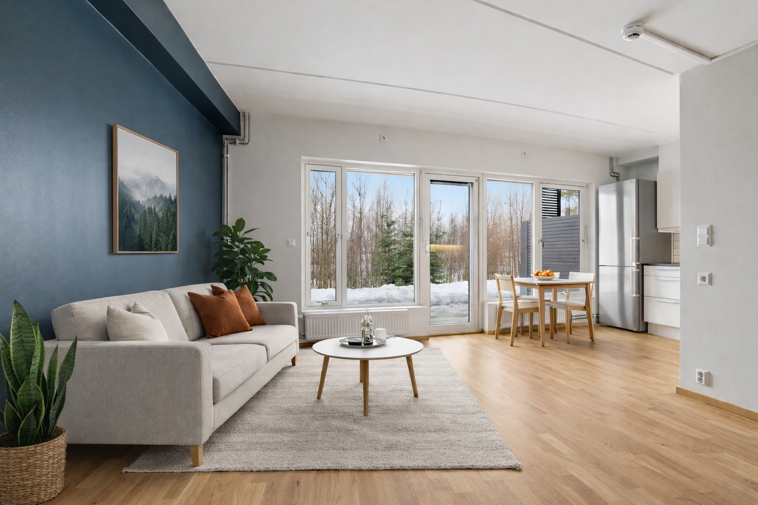 Leiligheten har en åpen og lys stue- og kjøkkenløsning med direkte utgang til den usjenerte markterrassen. Bildet er digialt møblert via AI. Galleribilde