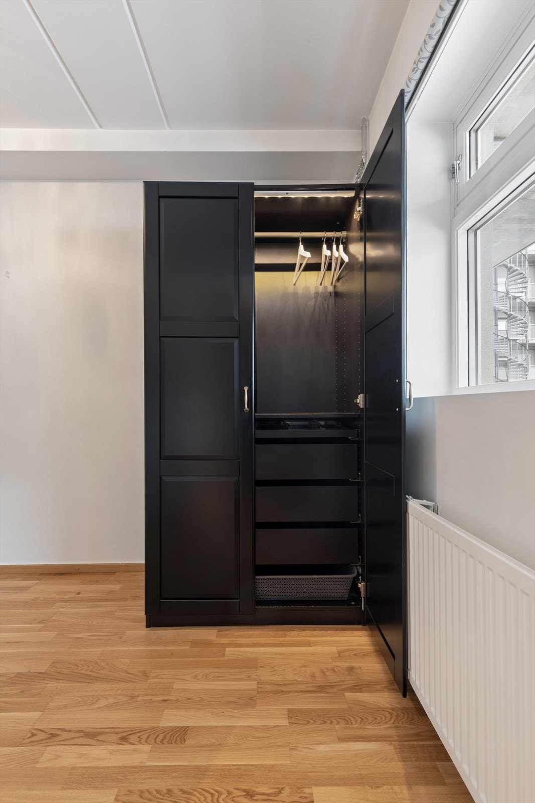 Det er godt med oppbevaringsplass i garderobeskapene på hovedsoverommet. Garderobene har praktisk innredning og belysning. Galleribilde