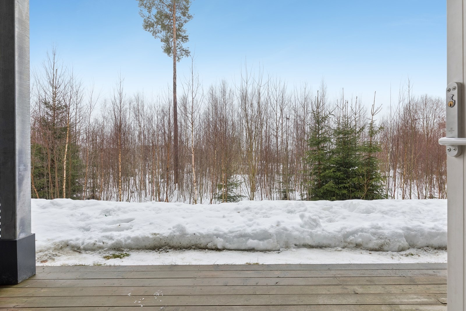 Vinterstemning. Fra stuen og terrassen har man utsyn mot rolige, grønne omgivelser. Galleribilde