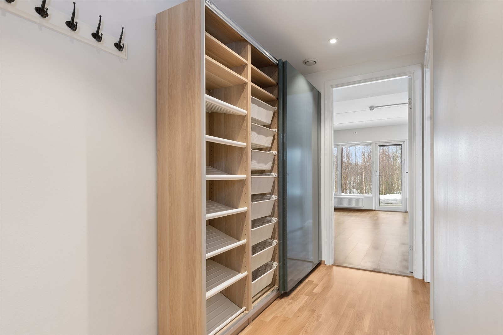 Gangen er utstyrt med knaggrekke og en stor skyvedørsgarderobe som gir rikelig med oppbevaringsplass. Galleribilde