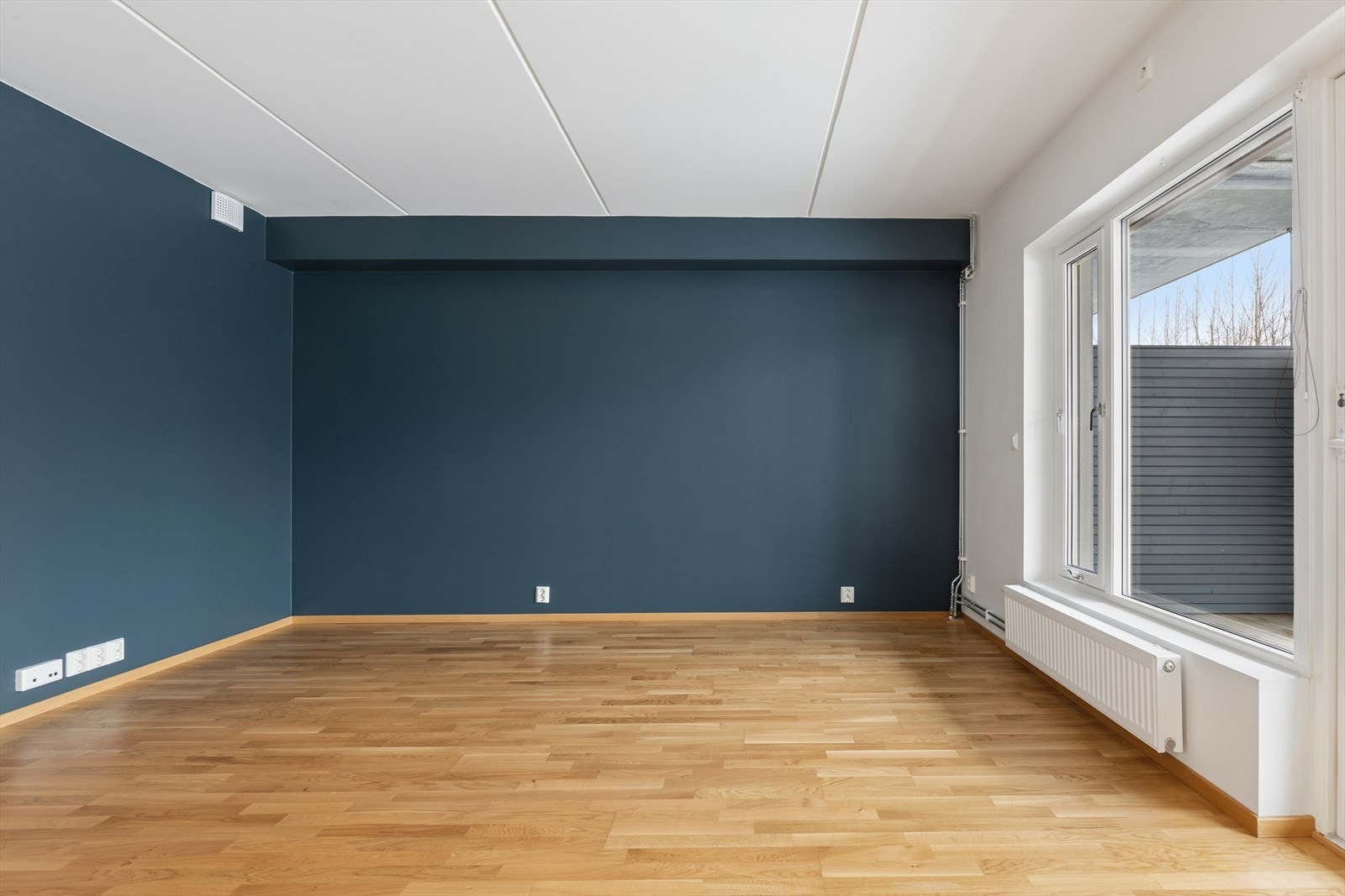 Oppvarming via radiatorer med vannbåren varme og balansert ventilasjon, sikrer en jevn og behagelig temperatur. Galleribilde