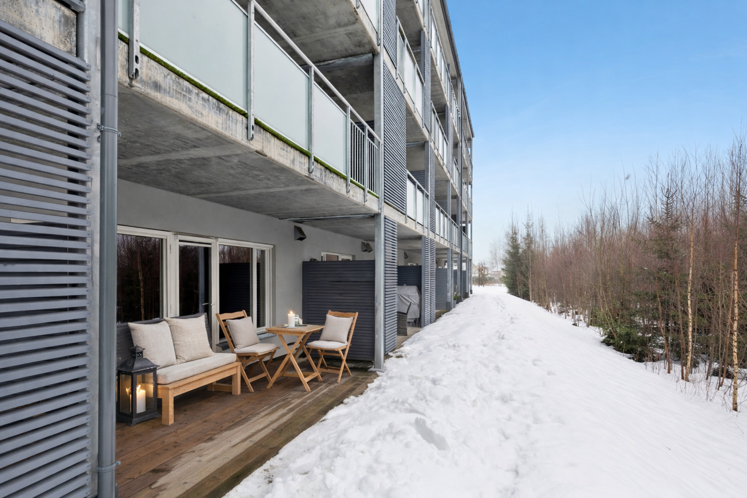 Markterrassen er delvis overbygget og har god plass til sittegruppe. Det er utvendig screens på alle vinduene og døren. Bildet er møblert med AI. Galleribilde